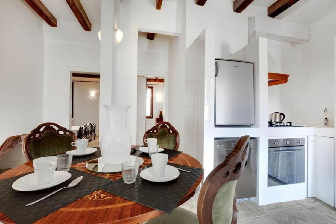 Venice Traditional Home With Terrace