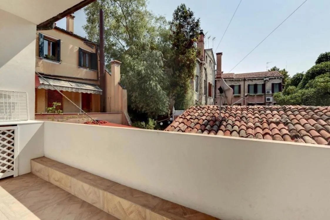 Venice Traditional Home With Terrace
