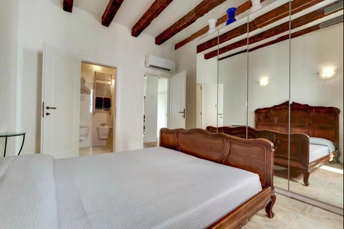 Venice Traditional Home With Terrace